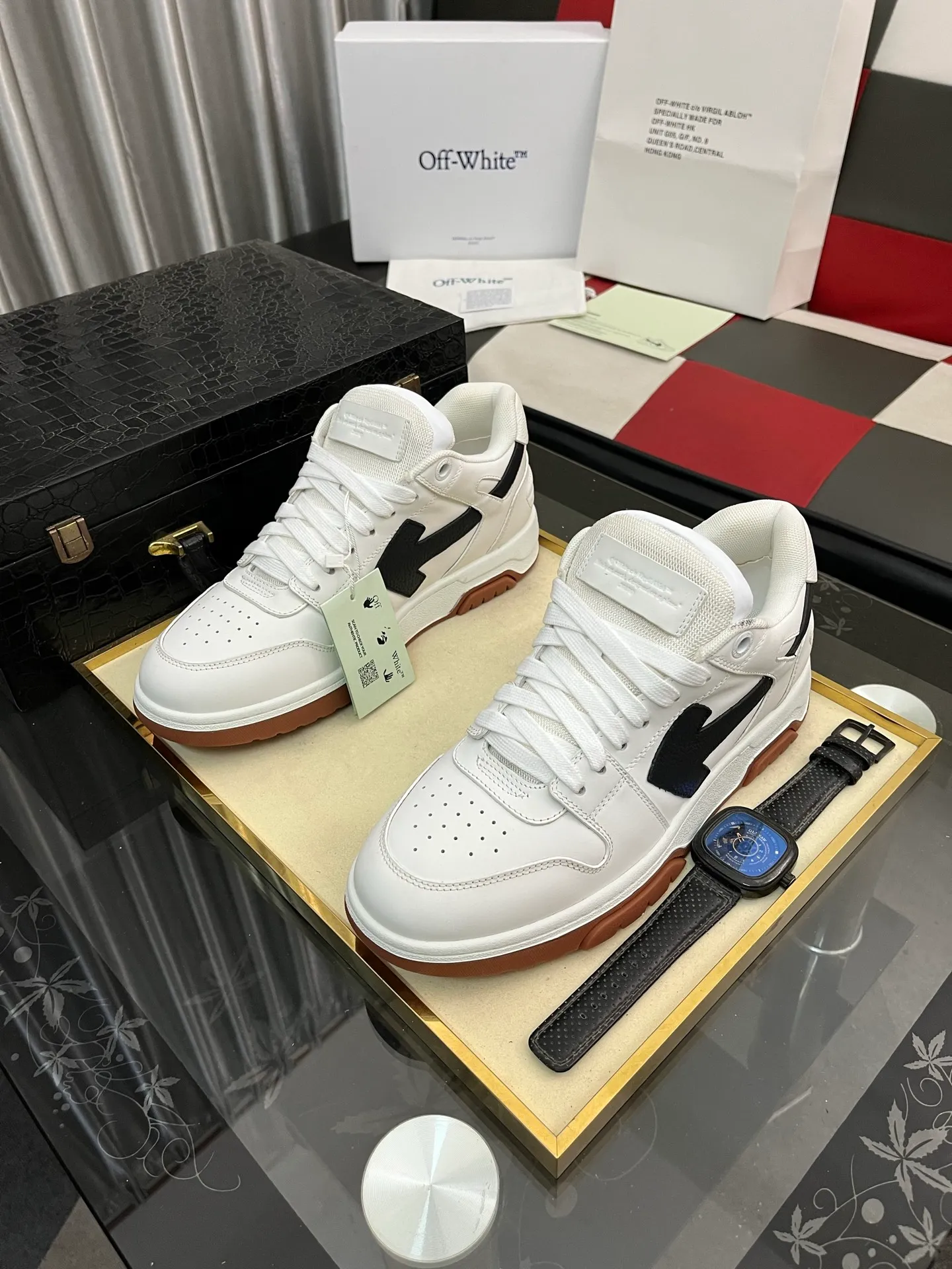 Men's shoes 💰600⌚️⌚️ OFF-White C/O VirGil Abloh fashionable and versatile casual shoes. Exclusive first release of the new model. Made of environmentally friendly cowhide leather and mesh fabric upper material. The insole is embedded with foam cushioning EVA material. The correct midsole is equipped with EVA lightweight cushioning. External tooth nail rubber outsole. The correct accessories can be customized simultaneously. Women's model: 35-40 Men's model: 39-45